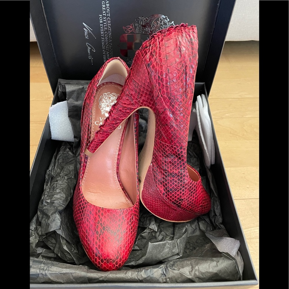 Vince Camuto Momas pump